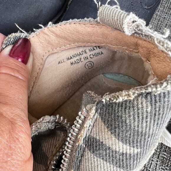 girls size 13 shoes camo print 2 zippers, distressed - Picture 4 of 5